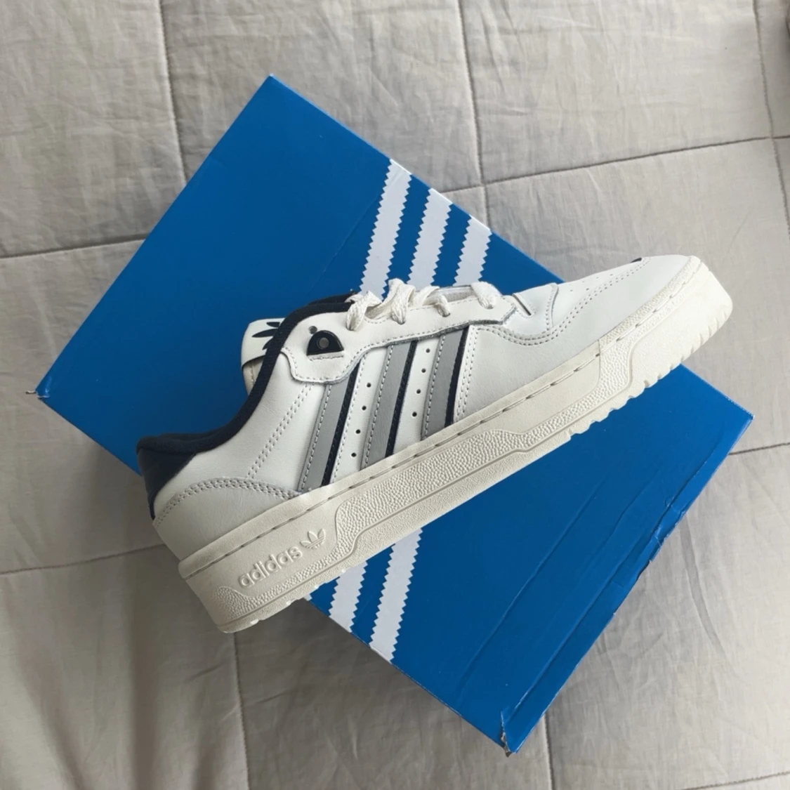 Adidas skor  - 92