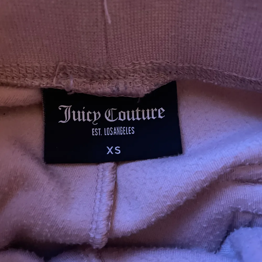 Jag säljer mina ljus rosa juicy couture byxor i storlek xs. Byxorna är använda men dem är inte trasiga. Köptes för 1100kr på juicys egna hemsida. Kontakta för mera bilder/info. Köparen står för frakten.. Jeans & Byxor.