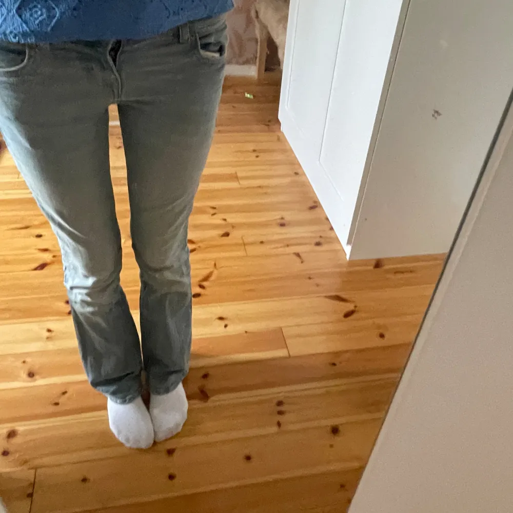 Populära low waist bootcut jeans från breshka i storlek 32! Nypris 429. De är i bra skick och har inga defekter alls. Säljer på grund av att de är för korta för mig som  är ca. 170cm. Skriv för mått eller fler bilder. Pris går att diskutera!❤️❤️❤️❤️❤️  . Jeans & Byxor.