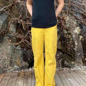 Gula jeans💛 - Gula baggy jeans💛Bra skick. Pris kan diskuteras💗 