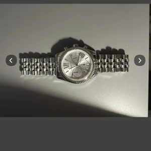 Michael Kors dam klocka  - Säljer min snygga MK klocka för att den inte kommer till användning. Den är i bra skick. Inga repor. En fin dam modell som passar för alla olika åldrar. Batteriet behövs dock bytas. Ser helt ny ut då den inte andvänts mycket. Köptes för 3000
