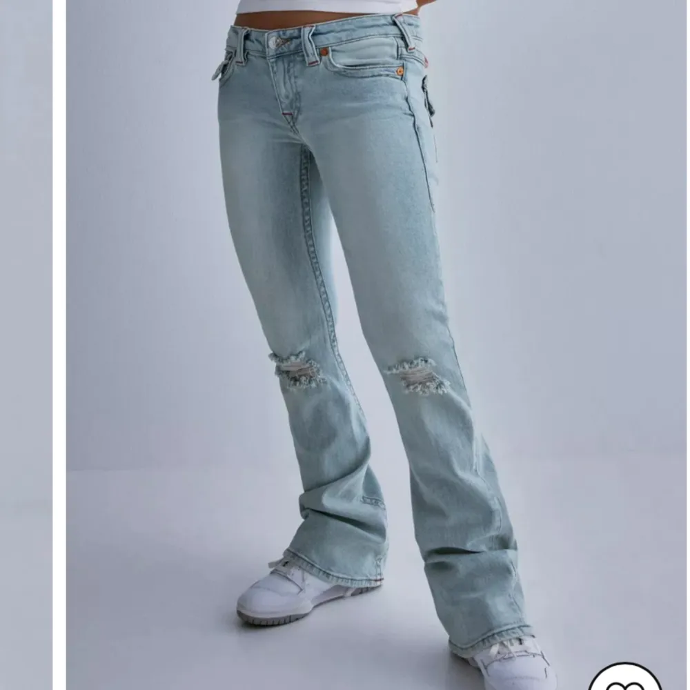 Jeans från true religion!!!😍Orginalpris på nelly 1600kr, helt slutsålda! Sitter sååå snyggt men måste tyvärr sälja då de är lite för små 😕 Har sprättat upp dem längst ner då de tidigare var lite för korta på mig som är 168❤️❤️❤️ pris går att diskutera🤗💖. Jeans & Byxor.