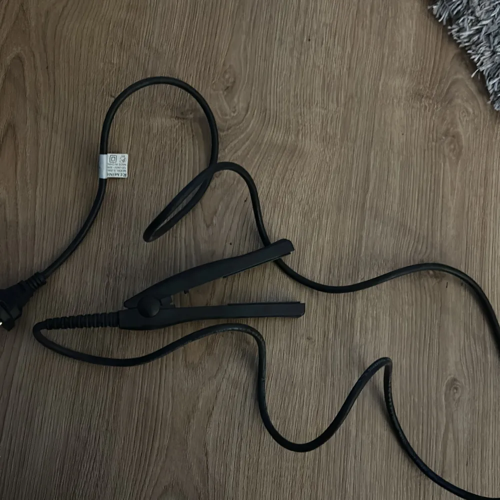 Liten ”reseplattång” från Remington bra lång kabel skriv för fler frågor! ☺️180grader. Accessoarer.