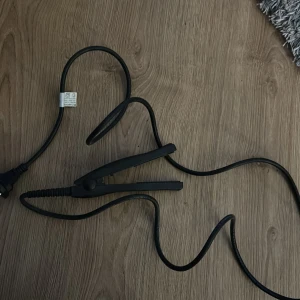 Liten plattång - Liten ”reseplattång” från Remington bra lång kabel skriv för fler frågor! ☺️180grader