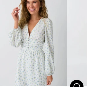 Sommarklänning  - Säljer sommarklänning i strl S! helt nya prislappen sitter kvar💛🧡💚