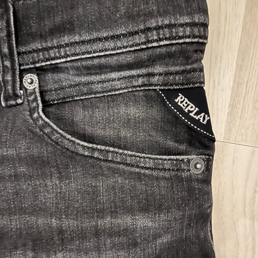 Säljer nu mina Replay jeans då jag inte har den stilen längre. Dem är varsamt använda och är i super skick 9/10. Priset kan diskuteras vid snabb affär!!!. Jeans & Byxor.
