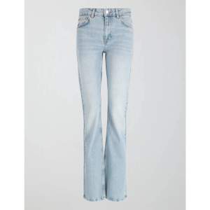 Säljer ett par full length petite flare jeans i färgen ljusblå, de är nästintill helt oanvända och är i storlek 38! Nypris 500 säljer för 200kr!😊