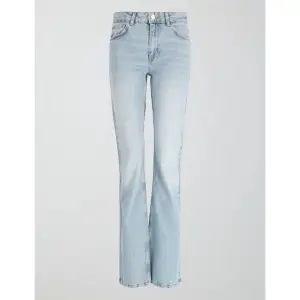 Säljer ett par full length petite flare jeans i färgen ljusblå, de är nästintill helt oanvända och är i storlek 38! Nypris 500 säljer för 200kr!😊