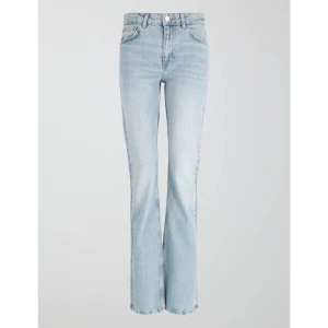 Full length petite flare jeans  - Säljer ett par full length petite flare jeans i färgen ljusblå, de är nästintill helt oanvända och är i storlek 38! Nypris 500 säljer för 200kr!😊