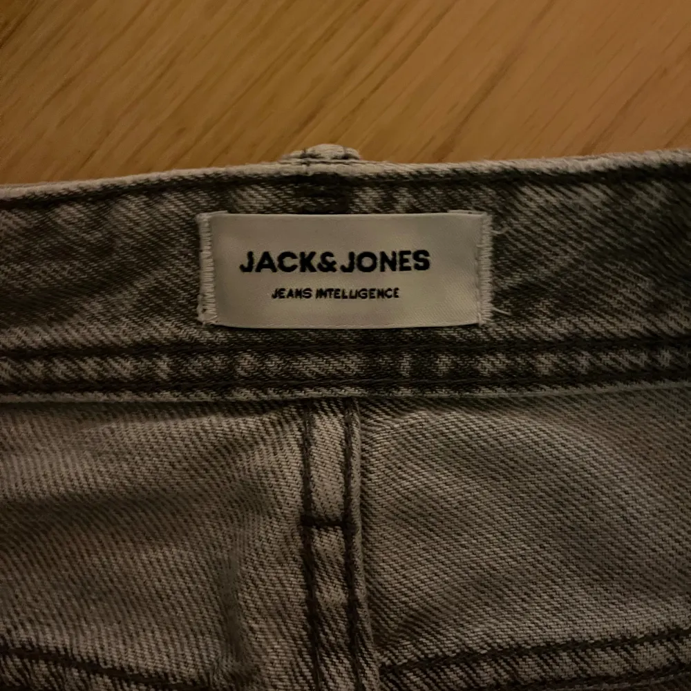 Säljer ett par riktigt snygga jeans från Jack and Jones i färgen grå, passar dig som är runt 170 cm strl 27/30. Hör av dig om du har några frågor. Svarar så fort som möjligt. Pris går att diskutera. Nypriset ligger på 600 kr mitt pris 200kr. Jeans & Byxor.