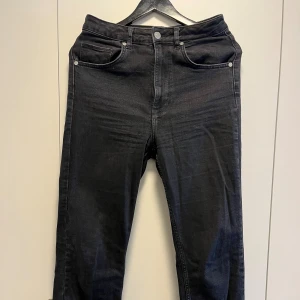 Jeans  - Lite använda, nyskick. Köpta på bikbok för 500kr Mom-jeans-passform. Väldigt stretchiga i materialet. 