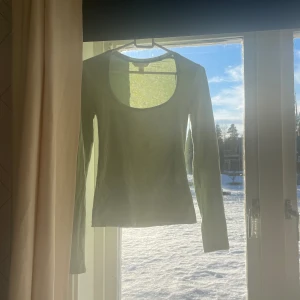 Ljusgrön tröja/topp  från h&m - En ljusgrön tröja från h&m basic, den är inte använd då jag inte tyckte färgen passar på mig ☺️