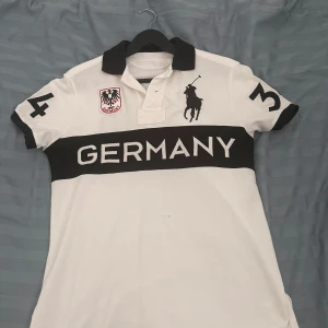 Ralph Lauren piké - Chief keef typa shirt 😻🇩🇪små hål på magen och under höger arm (se bilder). Går ksk att sy igen idk, annars är det inget jag tänker på om jag har ett vitt linne/tshirt under 🙏🏽