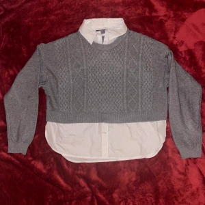 Skjorta under stickad tröja - Grå stickad tröja med fejk krage & fejk skjorta som sticker ut från tröjan. Tredje bilden är hur den ser ut ut och in. Lappen kvar. Aldrig använd.