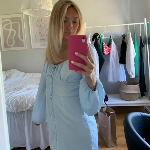 Sommarklänning - Superfiiiin sommarklänning som passar perfekt till midsommar!! Använd endast en gång så är i nyskick!