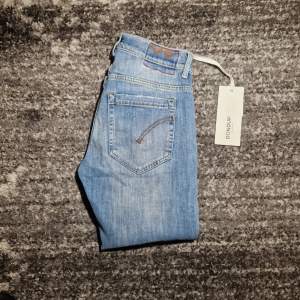 Tjena säljer ett par riktigt schyssta dondup jeans i modellen George. Skicket på jeansen är 9.5/10. Har du några frågor eller funderingar så hör av dig // IC_RESELL 