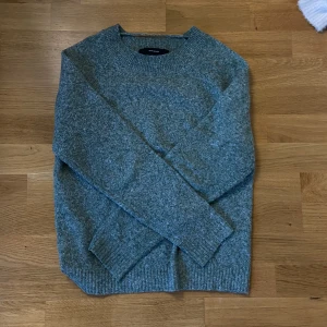 Stickade tröja - Säljer min suuuper sköna stickade tröja!! Jätteskönt material och är perfekt till både skolan men också hemma. 🙌