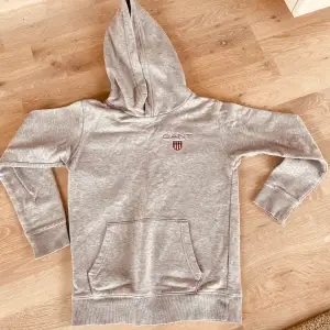 Snygg, gråmelerad, knappt använd hoodie från Gant, i stl 146/152! Superfint skick’ 