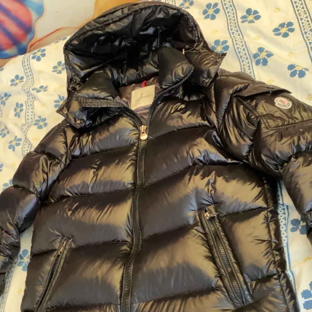 Säljer min moncler jacka, har bara använt för 3 månader. Jackan Är i en väldigt bra skick nästan som ny. storleken är 3 yards, passar de som har M/L. Prisen kan diskuteras.. Jackor.