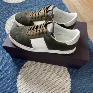 Valenino flycrews  -  Ett par snygga och stilrena Valentino flycrews I färgen olivgrön. Skorna är i fint skick och har inga skador endast en nit borta Storlek 41 men passar absolut större. Allt på bild tre med Tillkommer vid köp. Vid fler frågor är det bara att skriva ✍️.