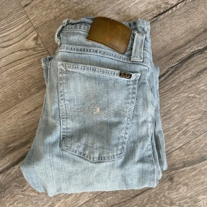 Jeans/Hudie Jeansco - Ett par jeans som jag aldrig använt köpte dom begagnat på tradera aldrig testat dom så vet inte hur de är i storleken, blev missnöjd då jag såg fläckarna på de sista bilderna ett i skrevet och där lappen sitter som jag ej såg på hennes annons.🌼27/34