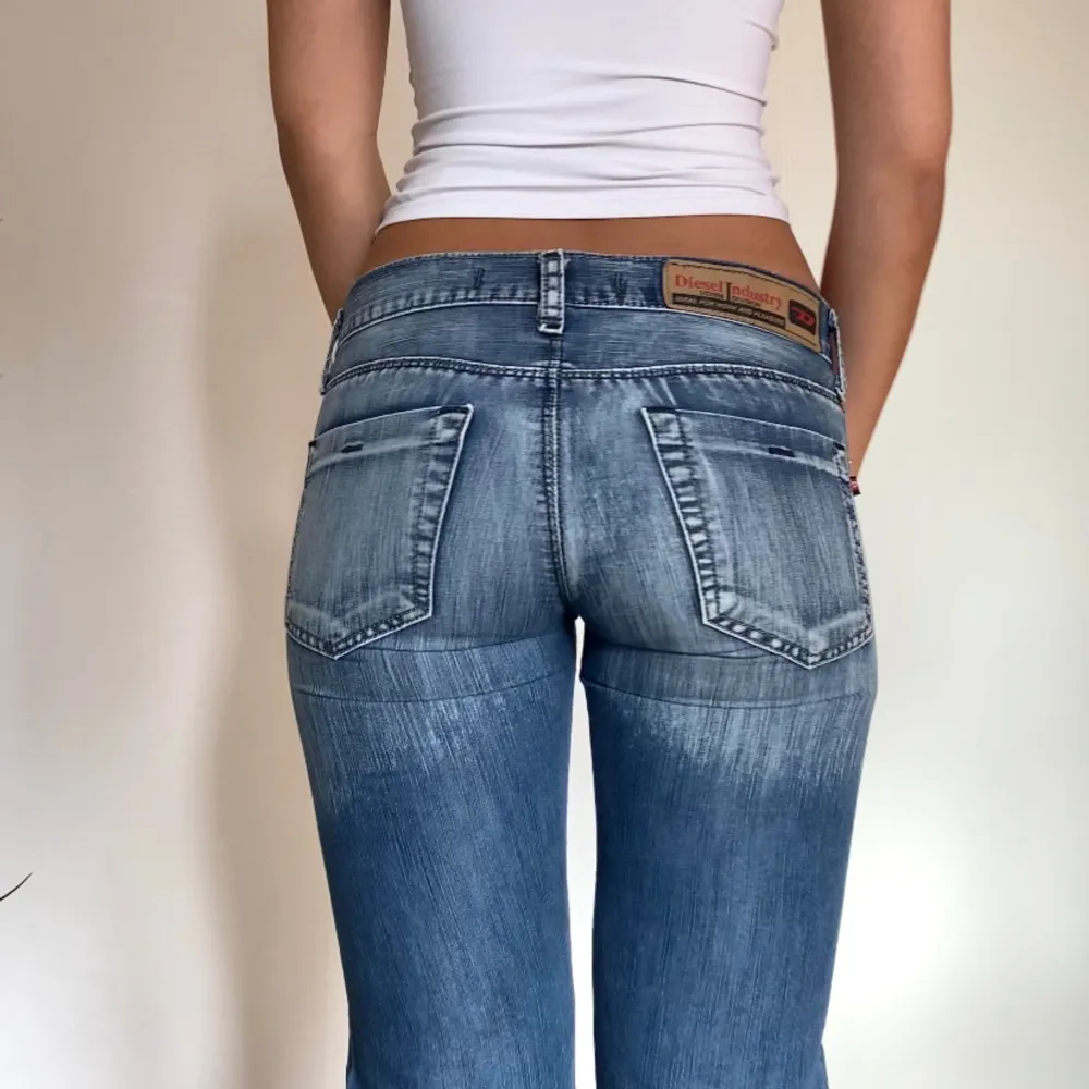 Intressekoll på mina superfina lågmidjade vintage jeans från Diesel. Sitter perfekt på mig som är ca 167 och har storlek S/M i byxor. Storleken på etiketten är W28 L32.  MÅTT: - Midja: 40cm - Innerbenslängd: 78  Hör av dig om du har några frågor!. Jeans & Byxor.