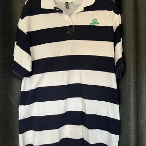 Klänning - En randig klänning, kan dock användas som en lång tröja. Använd fåtal gånger