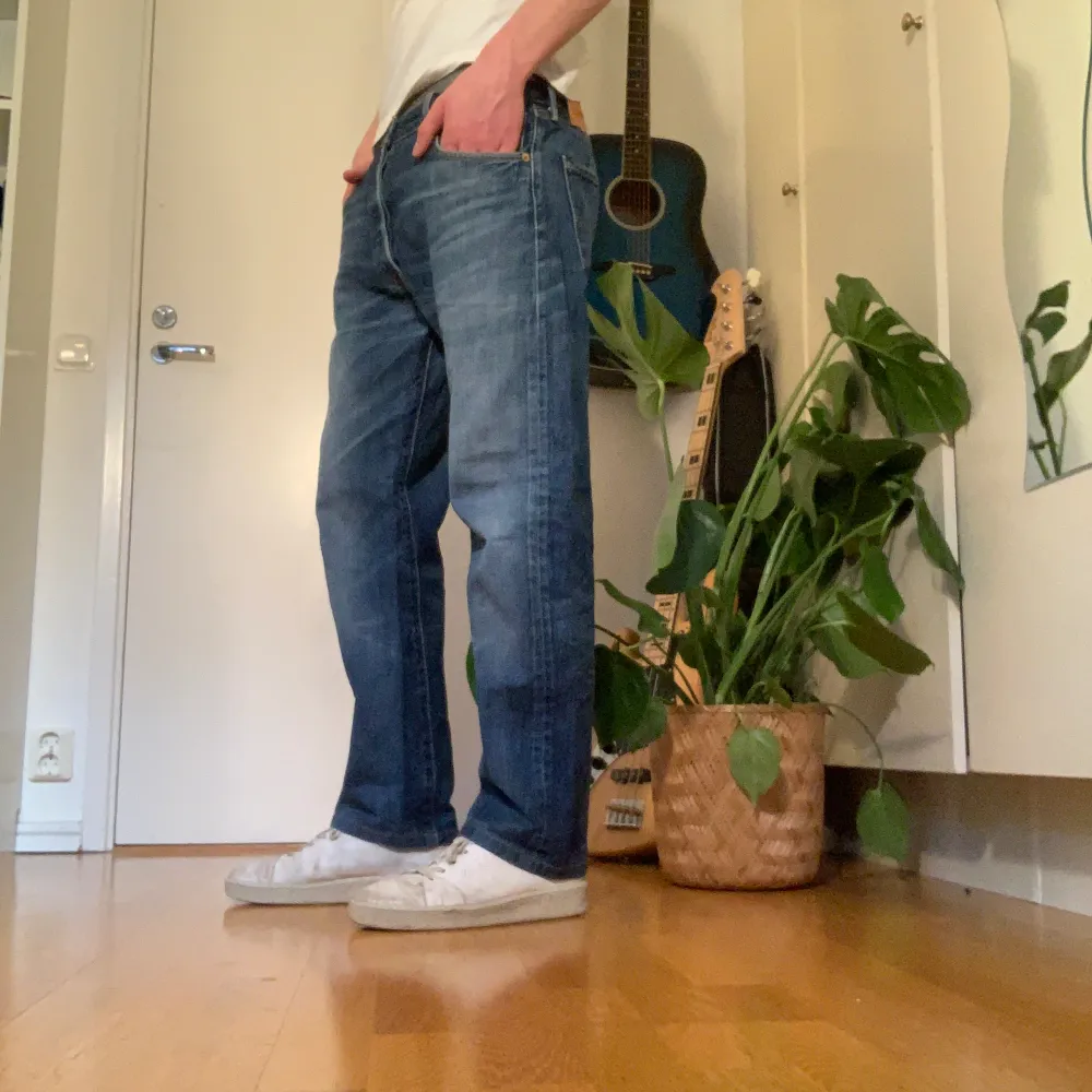 Ett par i princip nya Levis Jeans. Använda några gånger men har inga skavanker, helt fräscha. Mått dvs 34/34 stämmer inte enligt mig, snarare 33/32. Mått: midja tvärs över: 43 cm. total längd: 100 cm, innerbenslängd från grenen: 70 cm. . Jeans & Byxor.