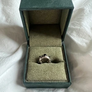 Maria Nilsdotter ear cuff  - Maria Nilsdotter ear cuff! Silver med svarta stenar🖤I fint skick! Öppen för prisförslag! Sista bilden ser man hur den är på, bilden är lånad