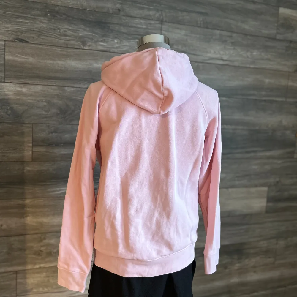 Säljer denna rosa Gant hoodie som är i storlek M. Använd fåtal gånger och är i mycket bra skick. Säljer hoodien för 200 kr och köptes för 900 kr . Hoodies.