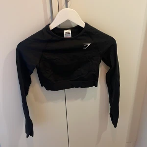 Gymshark träningstopp, croppad  - Storlek M, endast använd någon enstaka gång!