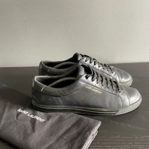 Saint lauren skor - Ritkigt stilrena saint lauren skor i storlek 40🌟| slitet bak på hälen men annars bra skick👏 | dustbag medföljer   Skriv vid frågor eller funderingar