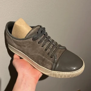 Lanvin - Säljer nu mina lanvin skor då de har slutat passa! Jättebra skick förutom att snöret på ena skon är lite trasigt, 8/10 skick. Nypris:4800. Mitt pris:2000. Storleken är uk 5 alltså 40 men sitter som 41, bara skorna medföljer!👍bara att skriva om frågor