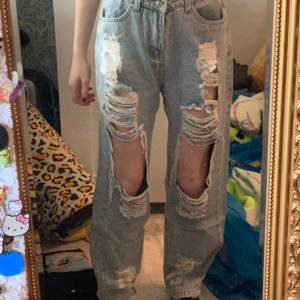 Håliga jeans i storlek xs 🩷 Har inte använt så mycket men som man ser… finns det hål🤨🫶  Om ni har frågor är det bara att fråga <3⭐️ 
