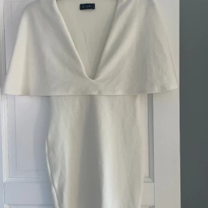 Kardasihan - Vit vacker klänning som passar till sommaren! Säljs för 150:- och strl. S men passar mellan S-M (stretch i tyget)