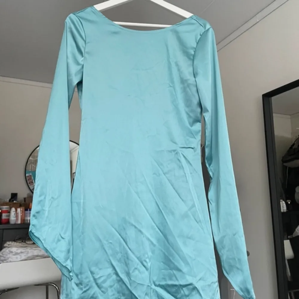 Turkos klänning i silke (la in bild på den vita för att visa modellen bättre men klänningen är alltså blå!!) Helt oanvänd köpt för 350🥰. Klänningar.