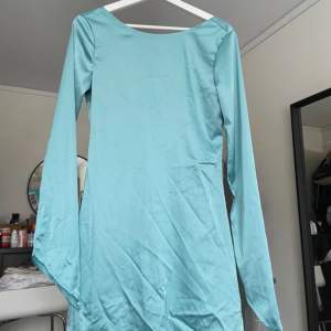 Turkos klänning i silke (la in bild på den vita för att visa modellen bättre men klänningen är alltså blå!!) Helt oanvänd köpt för 350🥰