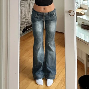 Lowwaist bootcut jeans - Köpte dessa från Plick säljer nu vidare.  Priset är lite billigare pga att ena dragkedjan är lite sönder(går att laga) Midja: 39 innerben: 79 Hon på bilden är 165cm