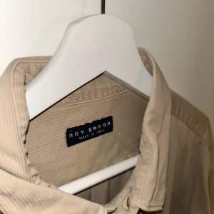 Roy Brook Skjorta - En Roy brooke skjorta, skit snygg!! Storlek XL men är som L✅🔥  Orginal pris 700kr