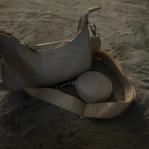 Väska  - Söt babyrosa väska, passar till många fina outfits 