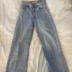 Säljer dessa raka levi’s jeans då de är alldeles för små. Är väl använda men i väldigt bra skick.