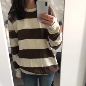 Säljer en beige ”stickad” tröja från Brandy Melville i strl. One size. Köpt vintern 22 och har blivit hyfsat använd under 4 månaders tid efter det.