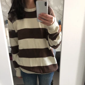 Oversized Sweater - Säljer en beige ”stickad” tröja från Brandy Melville i strl. One size. Köpt vintern 22 och har blivit hyfsat använd under 4 månaders tid efter det.