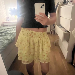 Volang Kjol - Kp för fler bilder eller diskutera pris💕💕 Använd ca 5ggr, den är lite gög i midjan men jag brukar vika ner.😇