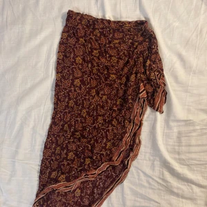 Kjol med slits - Vinröd kjol från Pull&Bear, storlek XS. Mycket gott skick!