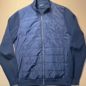 Massimo Dutti Cardigan - Stilren cardigan från Massimo Dutti i marinblå färg. Gott skick 9,5/10. 