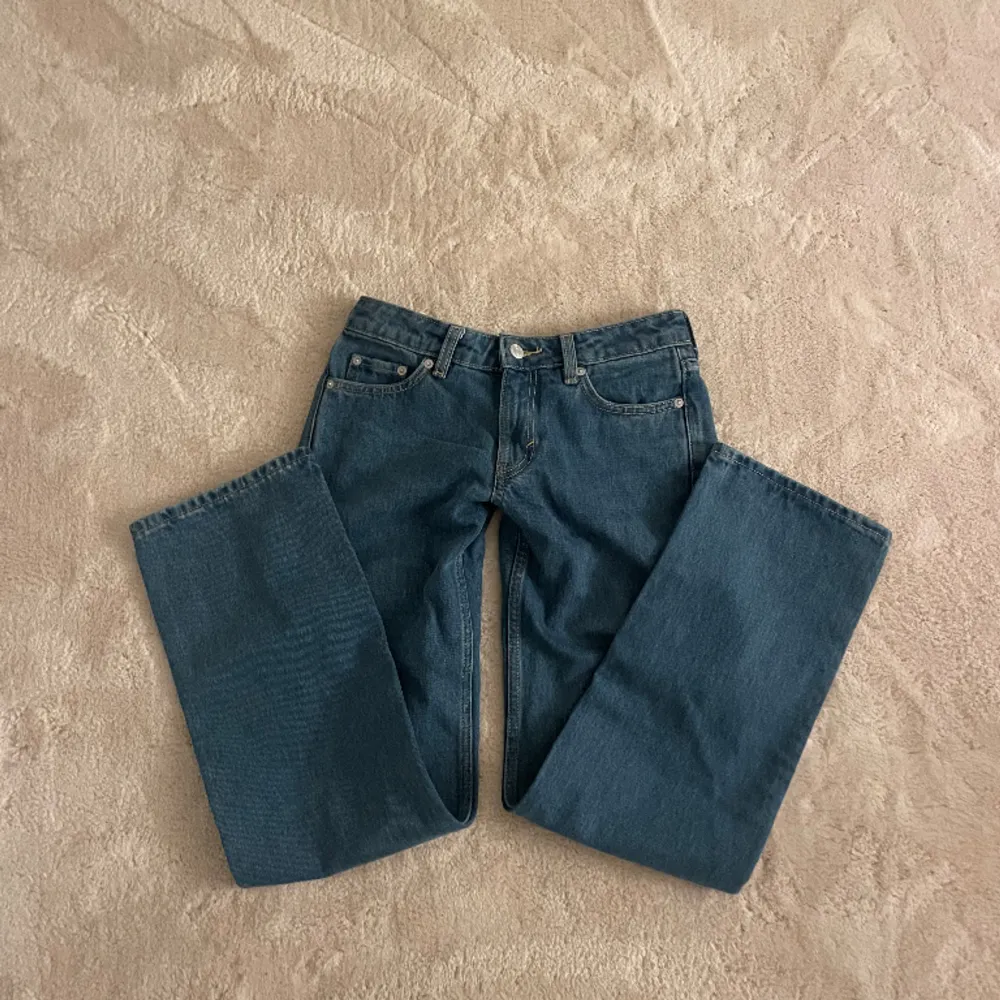 Säljer dessa mörkblå Low Waist jeansen från WEEKDAY i modellen straight, storlek 24/30💗(ALDRIG ANVÄNDA)😻 likadana som på sista bilden, bara annan färg. Köpta för 590, säljer för 350. Pris går att diskutera✨. Jeans & Byxor.