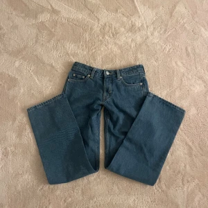 WEEKDAY Arrow Low Straight Jeans  - Säljer dessa mörkblå Low Waist jeansen från WEEKDAY i modellen straight, storlek 24/30💗(ALDRIG ANVÄNDA)😻 likadana som på sista bilden, bara annan färg. Köpta för 590, säljer för 350. Pris går att diskutera✨