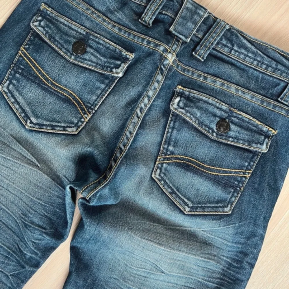 Mycket fint skick, köpt på plick men var för små för mig😊Storlek S, jättefina bootcut jeans med en låg midja. Längden: 99cm, Midja: 35cm, Lår: 21cm. Vid fler frågor kom privat!. Jeans & Byxor.