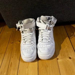 Nike air force 1 ’07 mid - Använda fåtal gånger. Köpta för 1500kr på Nikes egna hemsida den 9e augusti 2023.